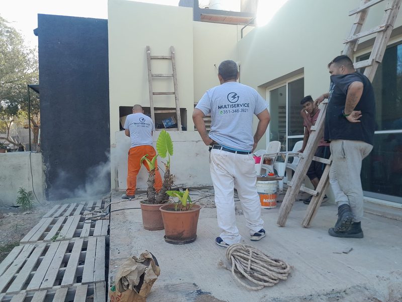 Equipo Multiservice trabajando en obra Córdoba